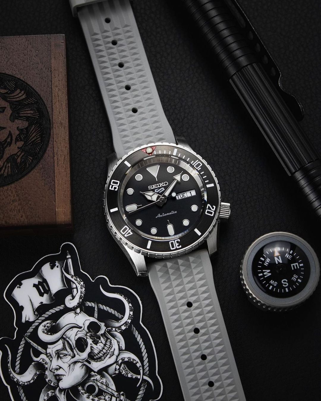 Steel Insert - 007 Sub - Brushed Gun Metal Red T